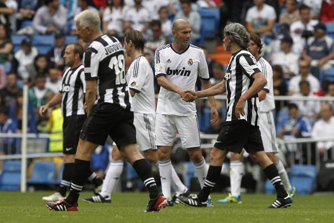 Finisce 2-1 per il Real Madrid con reti di Figo, Montero (per la Juventus) e Perez. Stretta di mano tra Torricelli e Zidane. Si vedono anche sulla sinistra Vladimir Jugovic e Gianluca Pessotto. LaPresse